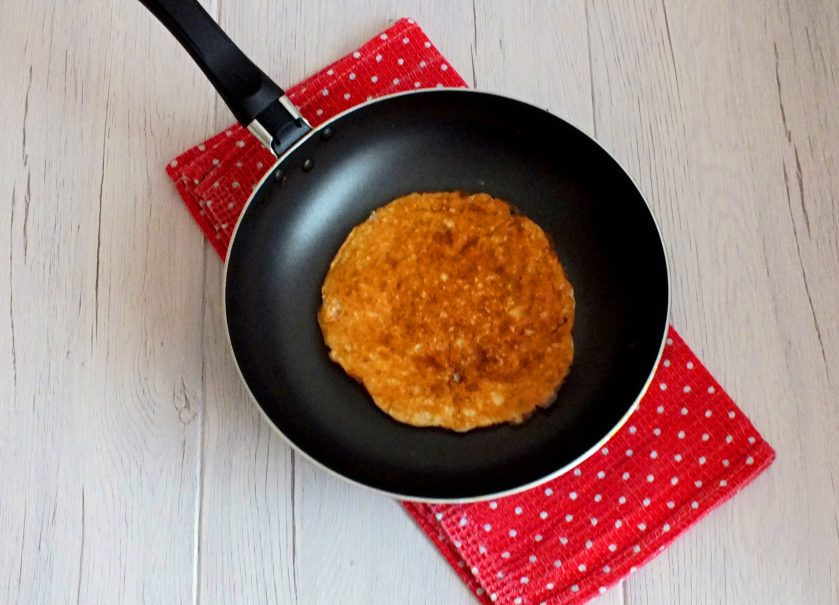 1. Этап. Овсяные блины на кефире: Переверните блинчик и обжарьте другую сторону. Это займет 2-3 минуты.