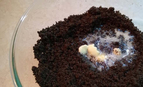 1. Этап. Чизкейк без выпечки из печенья: Печенье измельчите и перемешайте с растопленным сливочным маслом.