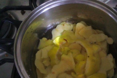 1. Этап. Варенье из айвы и грецких орехов: Кожуру заливаем водой и варим на среднем огне примерно 20-30 минут.