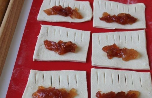 1. Этап. Слойки с вареньем: Выкладываем варенье на ту часть теста, на которой нет надрезов.