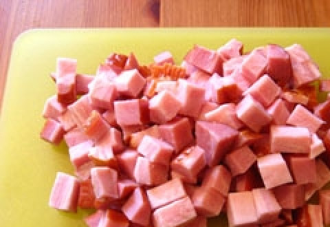 1. Этап. Пирожки с горохом жареные: Бекон или сало нарезать маленькими кусочками.