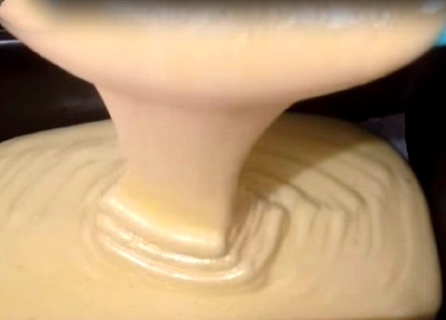 1. Этап. Кекс на сгущенном молоке: Смазываем форму для выпечки кексов растительным маслом, дно застилаем пергаментом и выливаем тесто в форму.