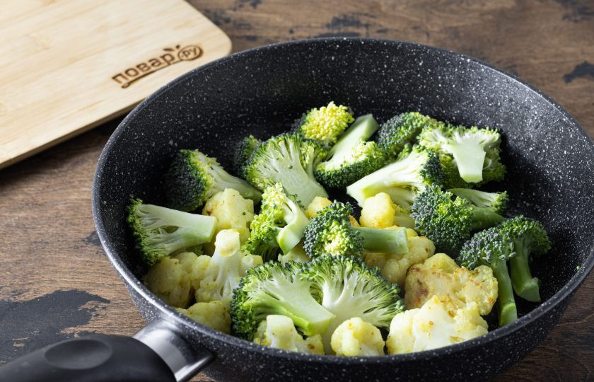 1. Этап. Цветная капуста и брокколи: Затем добавьте брокколи. Посолите и поперчите по вкусу. Подлейте еще немного воды при необходимости, снова прикройте сковороду крышкой и готовьте, пока брокколи не станут мягкими.