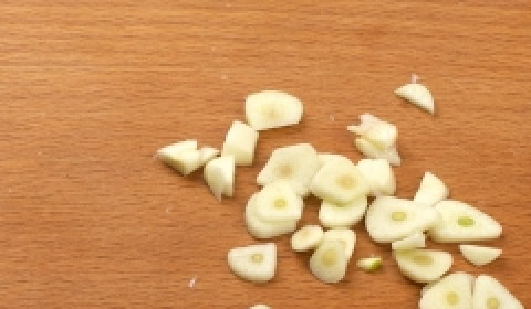 1. Этап. Говядина с цветной капустой: Порезать чеснок.