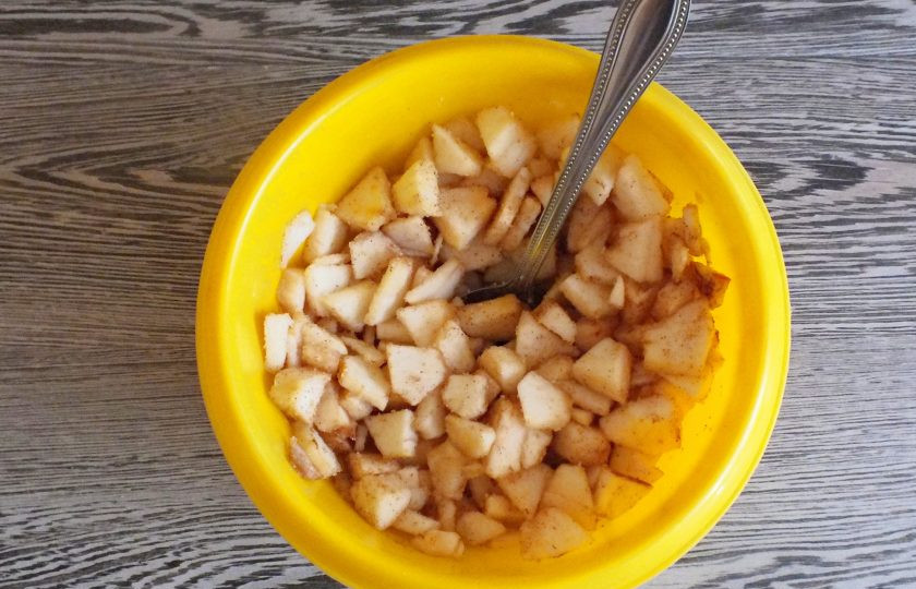 1. Этап. Творожная плетенка с яблоками: Сделайте яблочную начинку. Яблоки очистите от кожуры и удалите семенную коробочку. Нарежьте на небольшие, тонкие кусочки. Переложите в чашу, добавьте сахар и корицу. Перемешайте, отставьте на время приготовления теста.