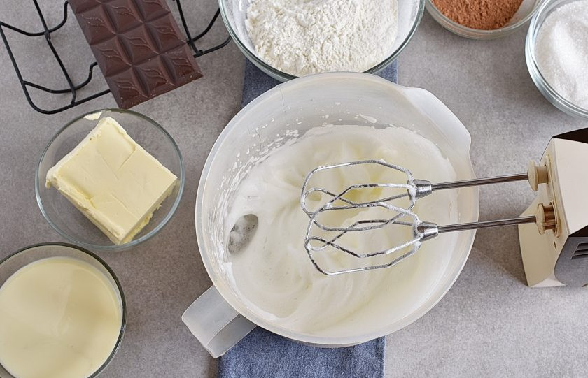 1. Этап. Клубничный торт с шоколадным кремом и глазурью: Взбейте белки до жестких пиков.