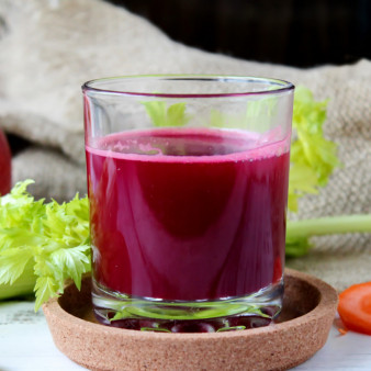 Свекольно-морковный сок с яблоком и сельдереем