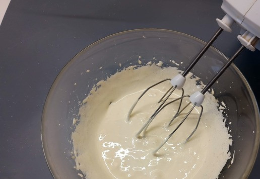 1. Этап. Суфле с творожным сыром: Желтки взбить с 50 грамм сахара.