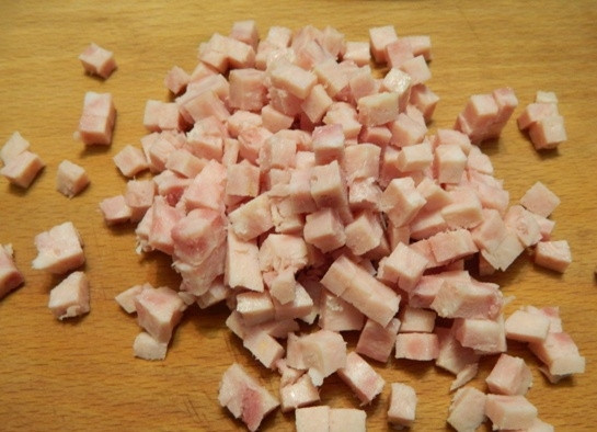 1. Этап. Картофельные шарики с ветчиной и сыром: 2. Тем временем нарезаем ветчину мелкими кусочками.