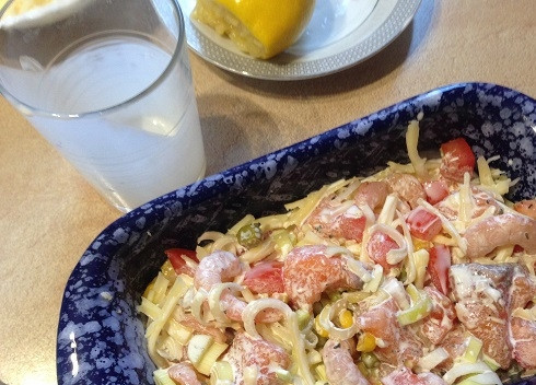 1. Этап. Рагу-чаудер из рыбы: Заливаем сливками. Лучше брать сливки выше 30% жирности. Слегка пошевелим рыбу, чтобы сливки проникли везде.