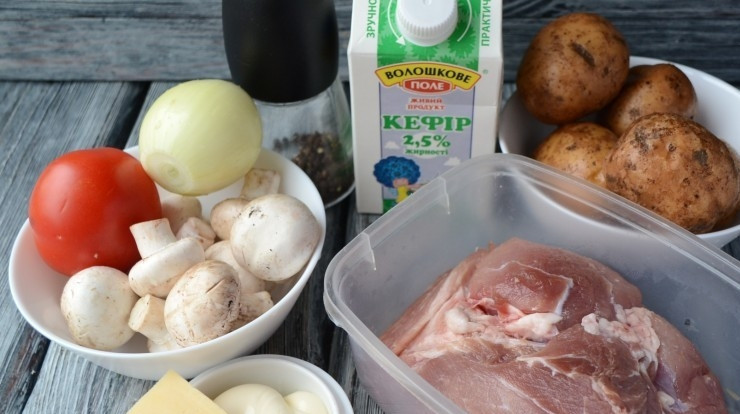 1. Этап. Маринад для мяса по-французски: Мясо промойте, а потом нарежьте на 6 кусочков толщиной в 1 см.