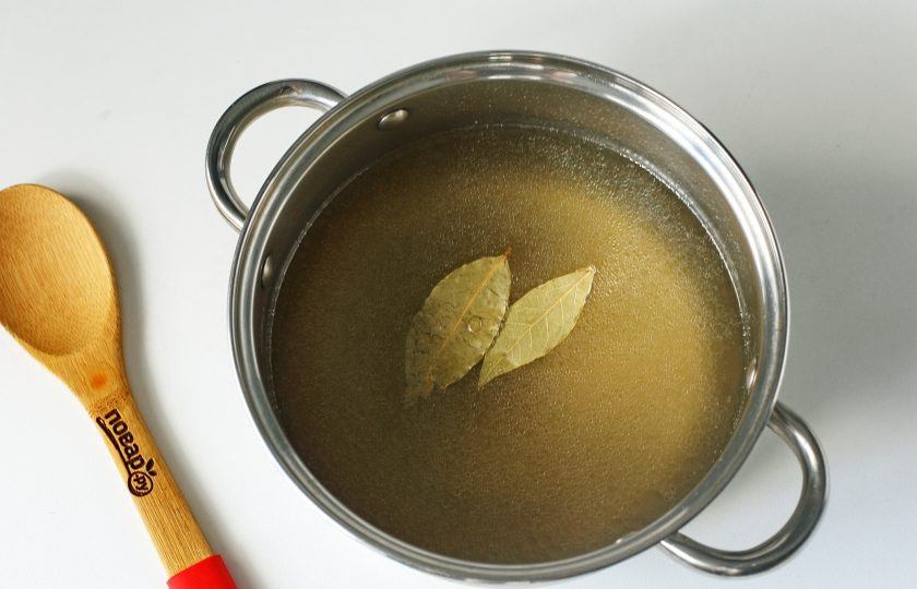 1. Этап. Борщ с аджикой: Налейте в кастрюлю мясной бульон или воду. Добавьте соль по вкусу, лавровый лист и доведите до кипения.