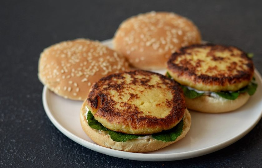 1. Этап. Сладкий бургер: Следом положите котлетку из тофу и полейте абрикосовым сиропом.