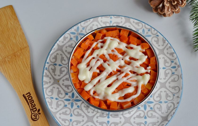 1. Этап. Салат-торт Селедка под шубой: Затем морковный слой, майонез.