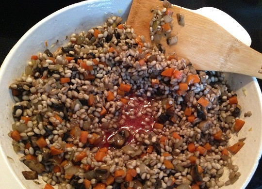 1. Этап. Перловая каша с грибами и беконом: 5. Вливаем вино, доводим до закипания и выпариваем пару минут. Этот этап не обязателен, но с вином будет вкуснее :)