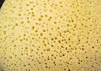 1. Этап. Заварные блины на кефире и кипятке: 3. Начинаем жарить блины. У меня сковорода тефлоновая, поэтому я при жаре масло вообще не использую, но это уже как кому нравится.