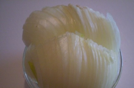 1. Этап. Селедка с луком: Теперь чистим лук и нарезаем его полукольцами. Лука я никогда не жалею, он делает блюдо только вкуснее.