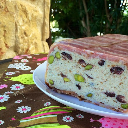 1. Этап. Террин из утки: Разогрейте духовку до 180 градусов, запекайте блюдо 1.5 часа. После готовности оставьте террин в холодильнике на день-два.