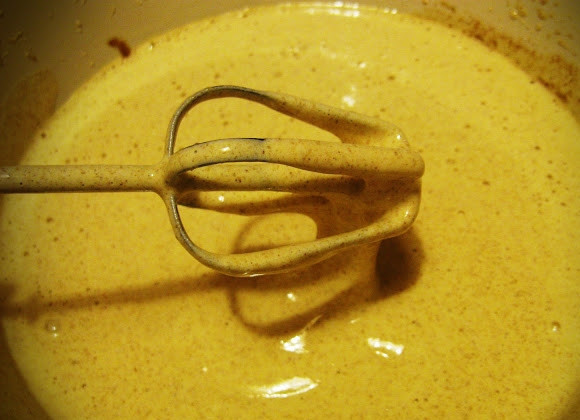 1. Этап. Шарлотка с сухофруктами: 4. Для приготовления теста взбейте в глубокой мисочке яйца, сахар, соль, корицу. Добавьте просеянную муку и разрыхлитель, взбейте как следует.