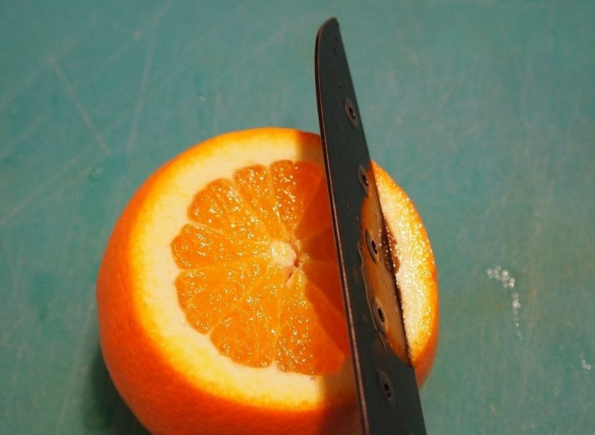 1. Этап. Салат из яблок: 1. Апельсины хорошенько мою, после этого вытираю салфетками. Очищаю от кожуры: срезаю верхнюю и нижнюю часть, острым ножом срезаю кожуру.