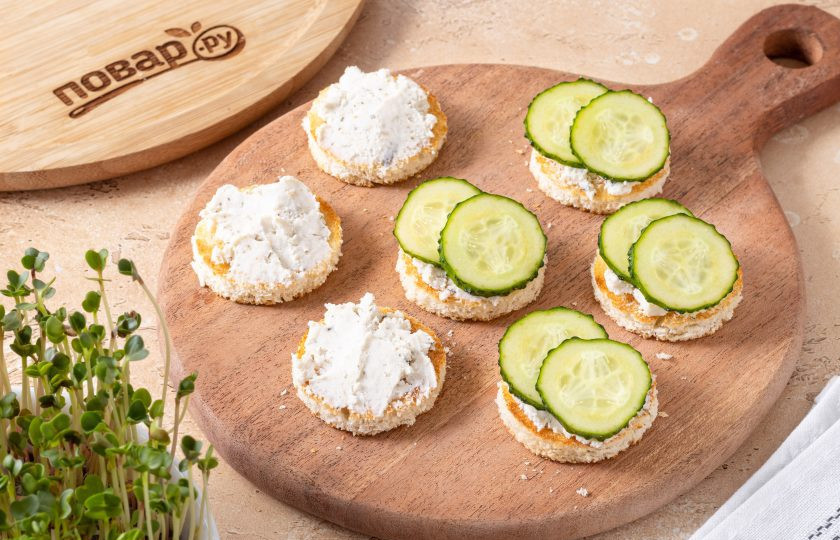 1. Этап. Канапе с огурцом и сыром: Сверху выложите кружочки огурца.