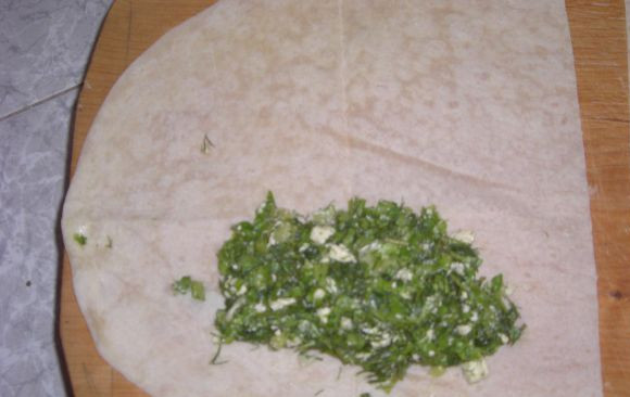 1. Этап. Лаваш с зеленью: Лаваш разрезаем на равные части и выкладываем на каждую часть начинку.