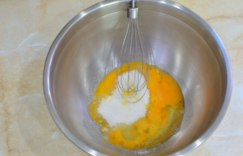 1. Этап. Блины с маскарпоне: Добавьте к яйцам соль и сахар.