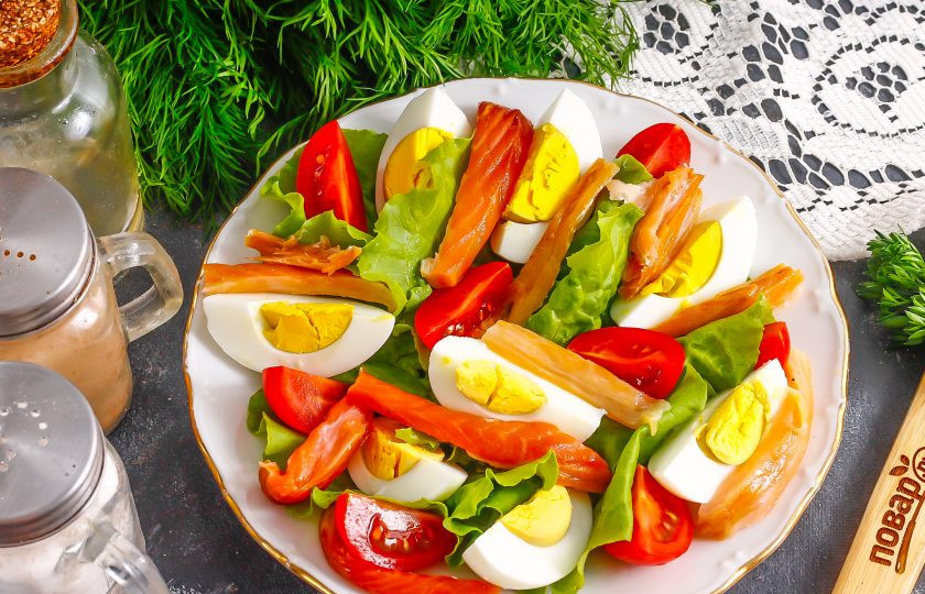 1. Этап. Салат из брюшек семги: Срежьте со шкуры копченое мясо семги, нарежьте на части и выложите между остальных нарезок.