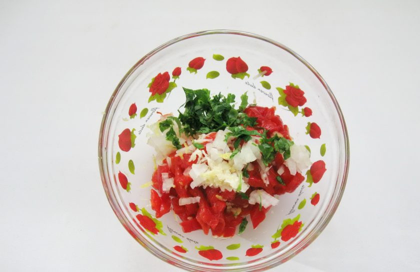 1. Этап. Сальса из печеного перца: Петрушку мелко нарежьте и также выложите в миску. Посолите по вкусу. Налейте лимонный сок и подсолнечное масло.