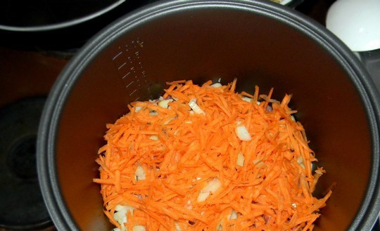 1. Этап. Cвинина в мультиварке Редмонд: Натрите на крупной терке морковь, мелко порежьте лук. Добавьте все к мясу.