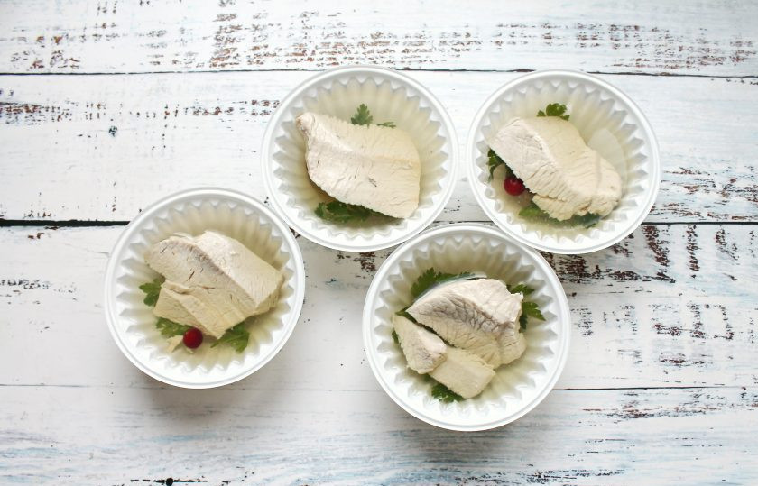 1. Этап. Заливное из грудки индейки: Заклейте формочки бульоном до самого верха и уберите в холодильник на несколько часов до полного застывания. Извлеките заливное из формочек, переверните и подавайте к столу.