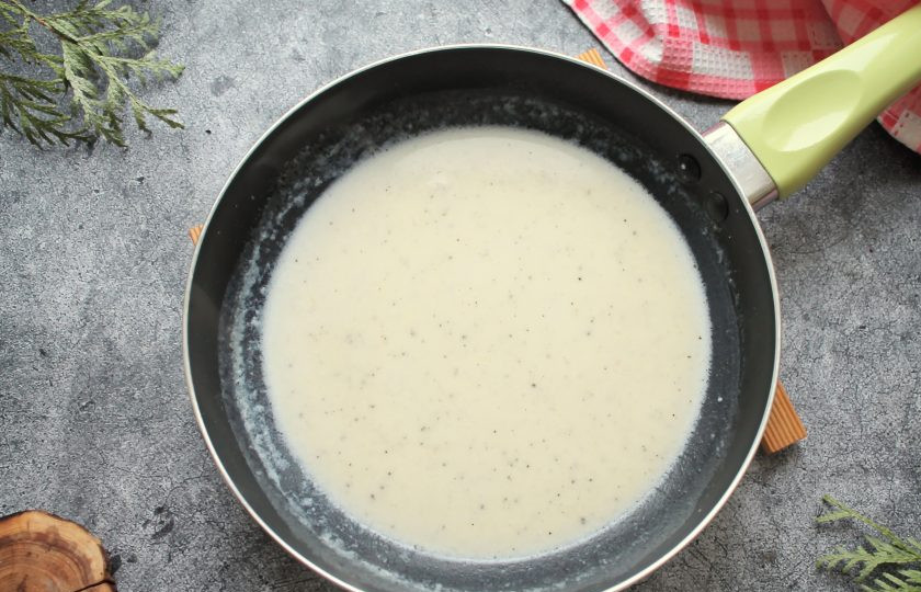 1. Этап. Мидии в соусе Горгонзола: Быстро мешая муку, медленно вливайте сливки. Все посолите, поперчите и варите до загустения.