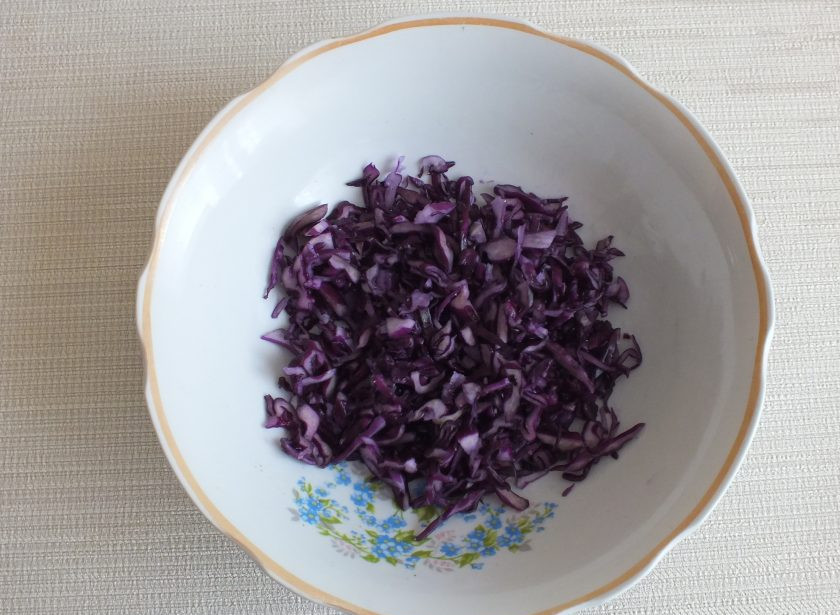 1. Этап. Салат Бордо: Нашинкуйте тонкой соломкой капусту и перетрите с солью и сахаром, чтобы слегка выделился сок. Оставьте на время.