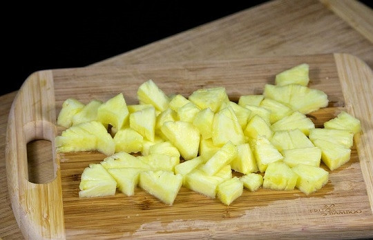 1. Этап. Мясные кармашки с ананасами: 4. Ананасы нарежьте небольшими кубиками.