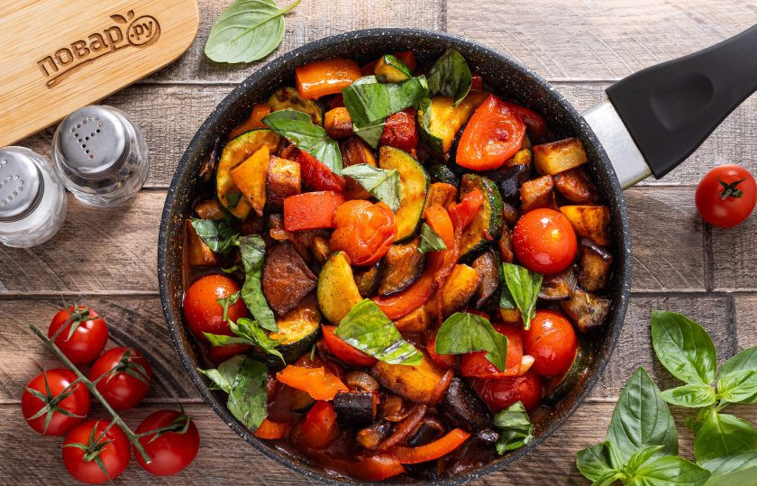 1. Этап. Рататуй с картошкой на сковороде: В конце попробуйте на вкус блюдо, приправьте молотым перцем и солью по вкусу. Добавьте свежий базилик, перемешайте.