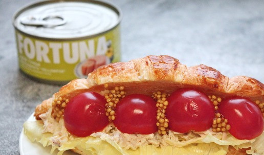 1. Этап. Закусочные круассаны с тунцом: Черри разрежьте пополам, уложите на начинку из тунца, добавьте горчицу и подавайте.