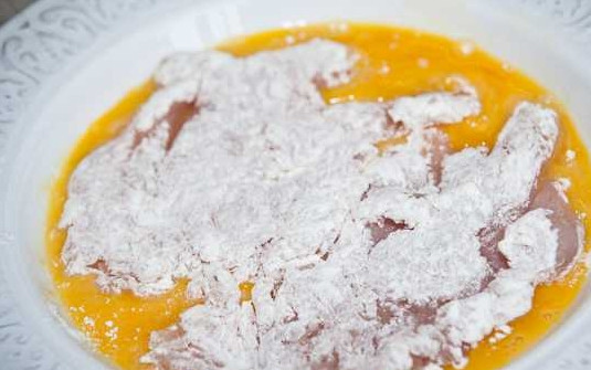 1. Этап. Кляр для куриного филе: 5. Затем в яйце.