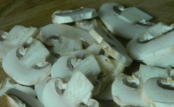 1. Этап. Сырный суп с шампиньонами и брокколи: Шампиньоны промываем и нарезаем пластинками.