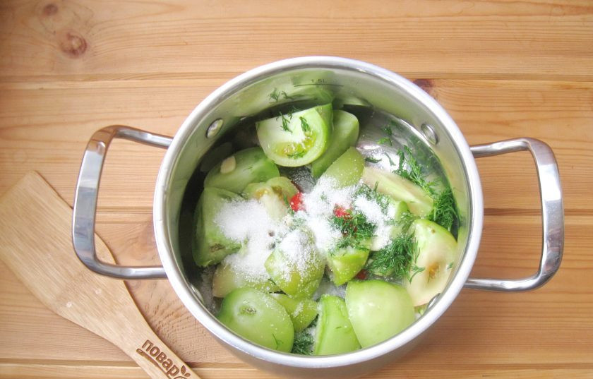 1. Этап. Зеленые помидоры дольками на зиму: Добавьте соль и сахар.