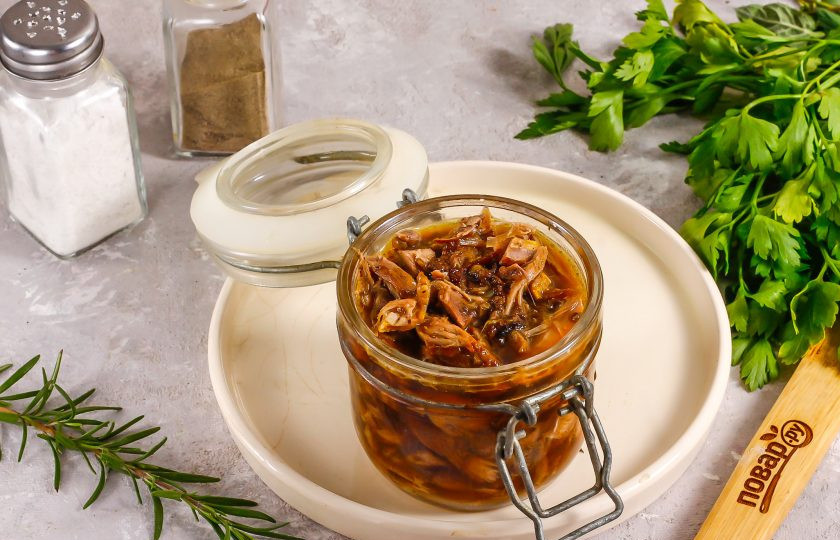 1. Этап. Рийет из утки: Выложите все мясо в банку или небольшой контейнер, залейте жиром из формы, оставшимся после выпекания утки. Остудите при комнатной температуре и перенесите в холодильник или вынесите на холод.