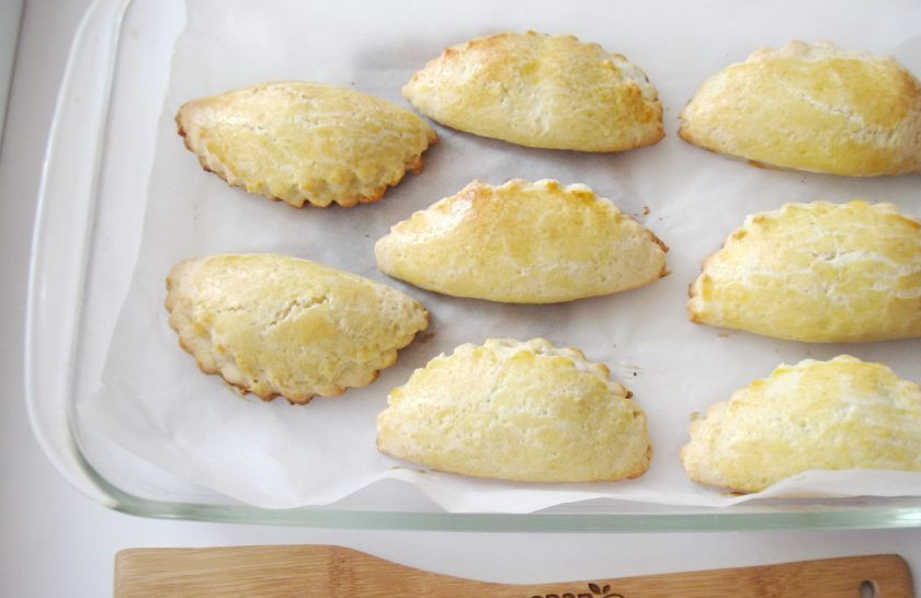 1. Этап. Сочники с вишней: Выпекайте в духовке при температуре 175-180 градусов до готовности, 35-40 минут.