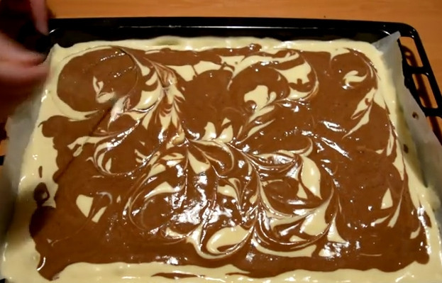 1. Этап. Бисквитный рулет Мраморный: 5. Противень застелите пергаментом. Выложите и разровняйте белое тесто, а затем поставьте 