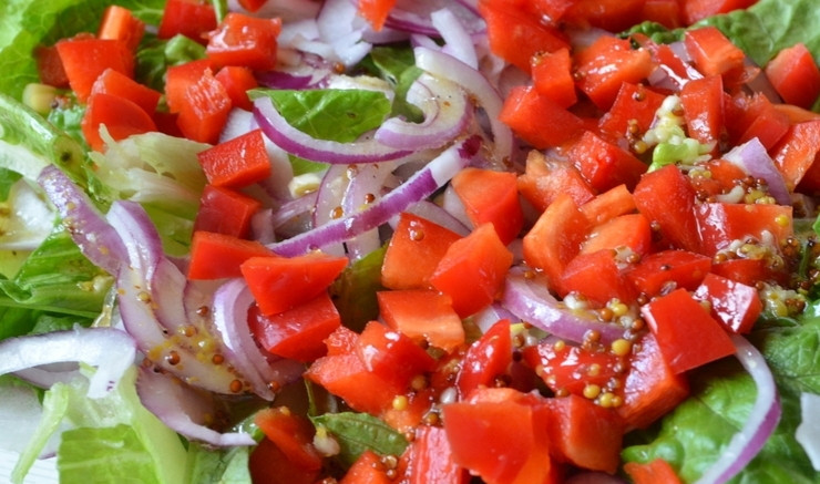 1. Этап. Салат из тунца в масле: Полейте овощи заправкой.