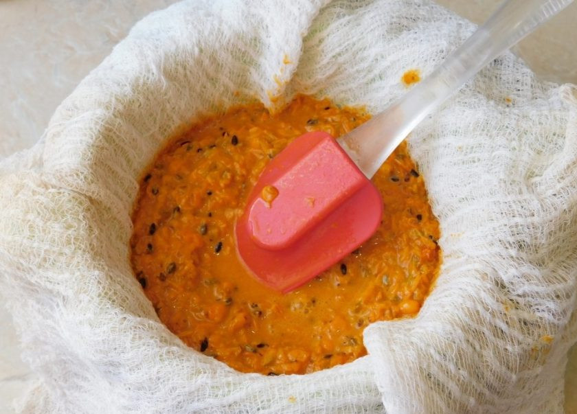 1. Этап. Сок из облепихи на зиму: Процедите пюре через несколько слоев марли. Выжмите хорошенько, чтобы не терять лишнего сока.