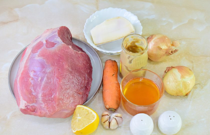 1. Этап. Мясо по-немецки: Чтобы приготовить мясо по-немецки, подготовьте необходимые ингредиенты. Мясо промойте в проточной воде и обсушите бумажными полотенцами от лишней влаги.