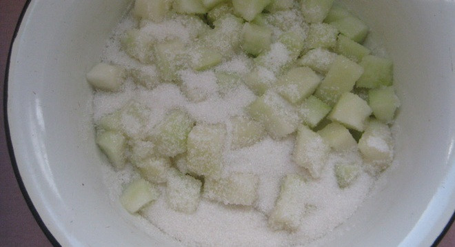 1. Этап. Варенье из дыни на зиму с лимоном: 3. Засыпаем сахаром и оставляем на ночь. Не забудьте накрыть емкость крышкой, чтобы не появились мошки. Минимальное количество времени за которое дыня пустит сок - 5 часов.