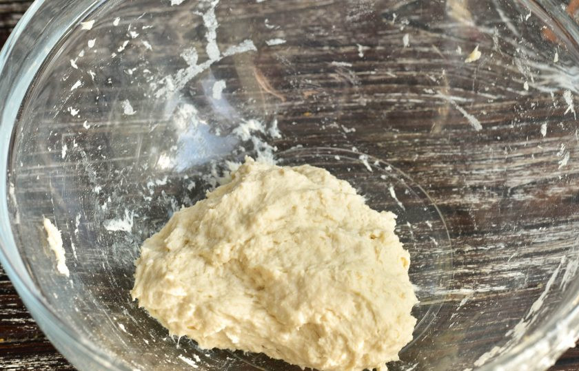 1. Этап. Дрожжевой пирог с красной рыбой: Замесите руками тесто.