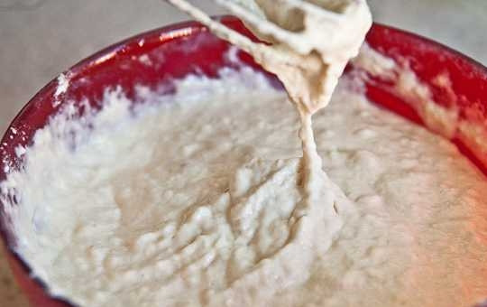 1. Этап. Оладушки на кефире без соды: 5. Хорошенько перемешайте все до получения однородной массы без комочков. Оставьте тесто на 20 минут.