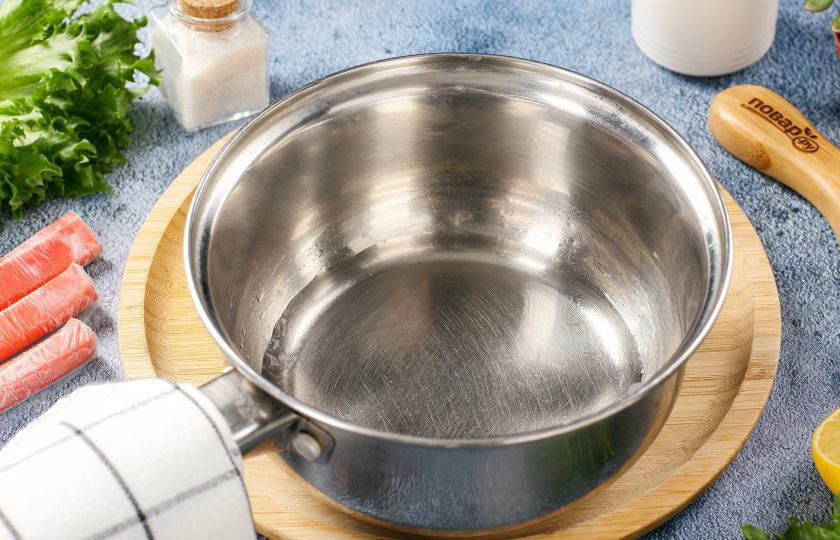 1. Этап. Заправка для роллов для риса: Налейте чистую воду в ковшик или в небольшую кастрюльку.