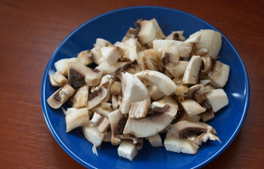 1. Этап. Закуска из ветчины и сыра: Шампиньоны нарезать на небольшие кубики. Обжарить на растительном масле до готовности. В конце жарки посолить и поперчить.